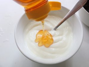 Sữa chua và dầu oliu trị tàn nhang