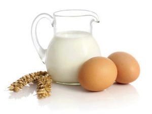 Sữa tươi và trứng gà trị tàn nhang